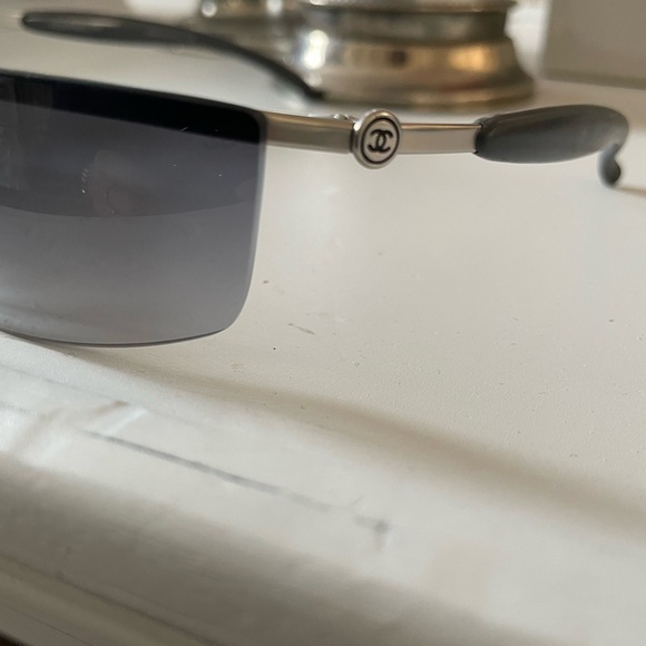 Chanel vintage grey sunglasses with case and cloth (cloth is in new condition) - Picture 7 of 11